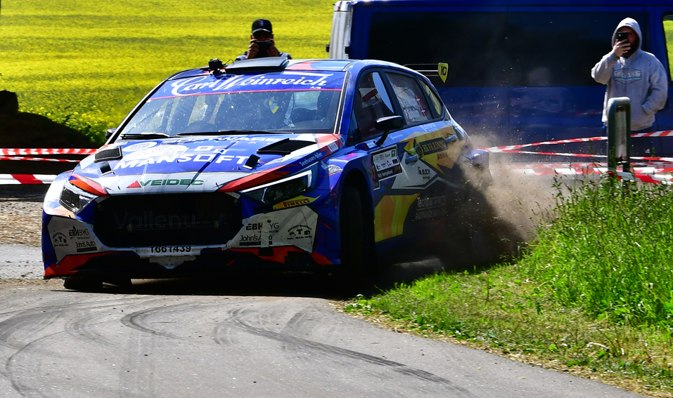 På rallyets afsluttende prøve i Tåderup kæmpede Simon Vallentin og Kenneth Madsen om at sætte tiden og score fem ekstra point, men lige fra start til mål brugte de alt, hvad der var at køre på og svæve over.
(Foto: Morten Dam)